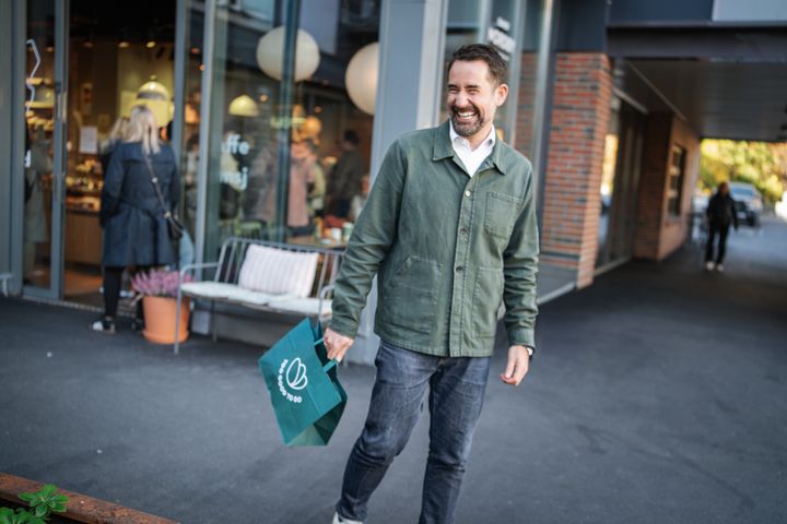 God mat på vei hjem: gjennom Too Good To Go har nordmenn reddet over 20 millioner måltider fra å bli kastet.