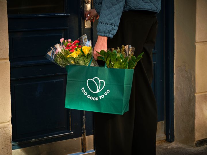 Bilde%20av%20en%20forundringspose%20fylt%20med%20blomster%20og%20planter.