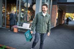 Bilde av daglig leder, Ken Vanhoegaerden, med en forundringspose i hånden fra en av partnerne til Too Good To Go.