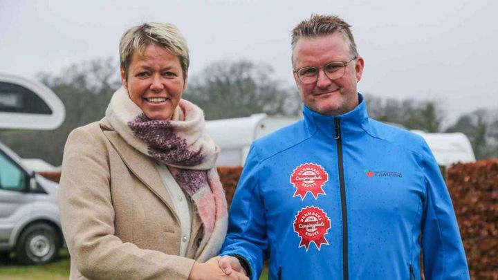 Landsformand Anne-Vibeke Isaksen og sælger Lasse Guldager Pedersen lykønsker hinanden.