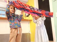 Børnene i Den Dansk-Franske Skoles vuggestue og børnehave "Børnenes Stemmer" får tidligt lov til at tumle med naturvidenskaben. Her løfter de et radioteleskop lavet af 3Dprintede moduler sat sammen med stålwire. Så både børnehave- og skolebørn kan lytte til universet. Foto: Den Dansk-Franske Skole