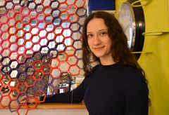 Den Dansk-Franske Skole på Tagensvej arbejder målrettet for at styrke elevernes interesse for naturvidenskab. Som her med et hjemmebygget radioteleskop på skolen, som eleverne selv har været med til at samle. Alix Guibert, der er tidligere elev og nuværende fysik-studerende tager i maj 2026 til Washington for at præsentere teleskopet. Foto: Gry Brøndum