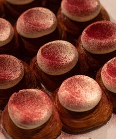 Årets fastelavnsbolle fra Benji. Solbær- og vaniljecreme