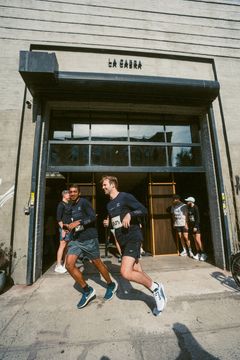 Foran La Cabra i New York.