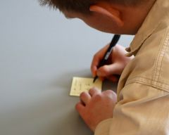 I hele forløbet er det medlemmerne selv, der har ført pennen og senere har haft hænderne på tastaturet.