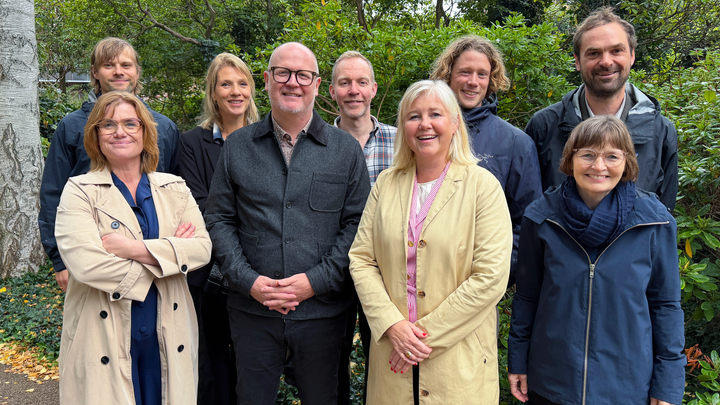 Fra venstre bagerst: Kolja Dahlin, forretningsudviklingschef hos We Do Democracy - Kirsten Laugesen Van Dam, konsulent hos We Do Democracy - Claus Knudsen, chefkonsulent hos Gate 21 - Sebastian Tue Pedersen Ove, Projektleder i Dronning Marys Centeret - Mikkel Bisgaard Petersen, leder for Grøn Omstilling, Kommunikation og Økonomi hos Dronning Marys Center, Københavns Universitet. Fra venstre forrest: Zakia Elvang, adm. direktør og demokratirådgiver hos We Do Democracy - Lars Tønder, professor, Head of Department, Political Science and Public Management fra Syddansk Universitet - Mette Boye, vicedirektør og programchef hos Gate 21 - Bente Sørensen, Evaluation Officer i Dronning Marys Centeret.