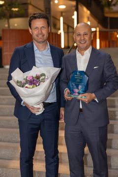 Head of Investor Relations Jacob Johansen og CFO Michael Yong fra NKT modtog prisen