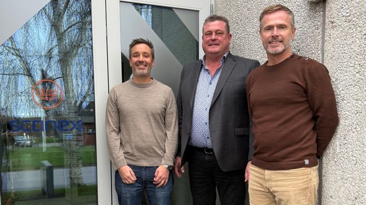 De 3 ejer af Scanex, der står foran en hovedkontoret