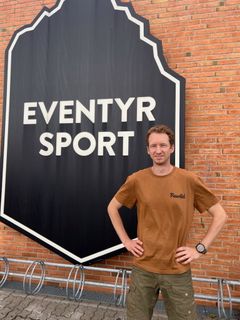 Joris Broekman, butikschef hos Eventyrsport Silkeborg, glæder sig over donationen til Gjellerup Enge.