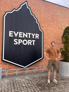Joris Broekman er butikschef hos Eventyrsport Silkeborg. Butikken og dens kunder har været med til at sikre naturen i Danmark. Når en kunde køber et produkt fra kædens eget brand, TLT, sikres én kvadratmeter vild og beskyttet natur i Danmark
