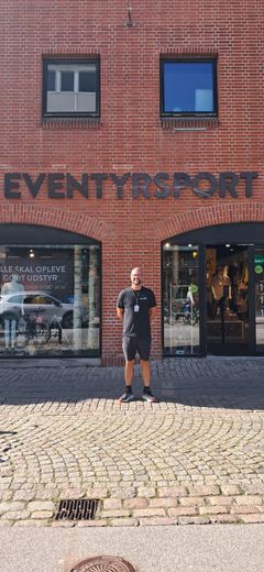 Butikschef i Eventyrsport Roskilde, Jan Blicher-Grundahl. Butikken og dens kunder har været med til at sikre naturen i Danmark. Når en kunde køber et produkt fra kædens eget brand, TLT, sikres én kvadratmeter vild og beskyttet natur i Danmark.