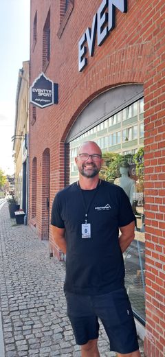 Butikschef Jan Blicher-Grundahl står smilende foran Eventyrsport-butikken på Algade i Roskild