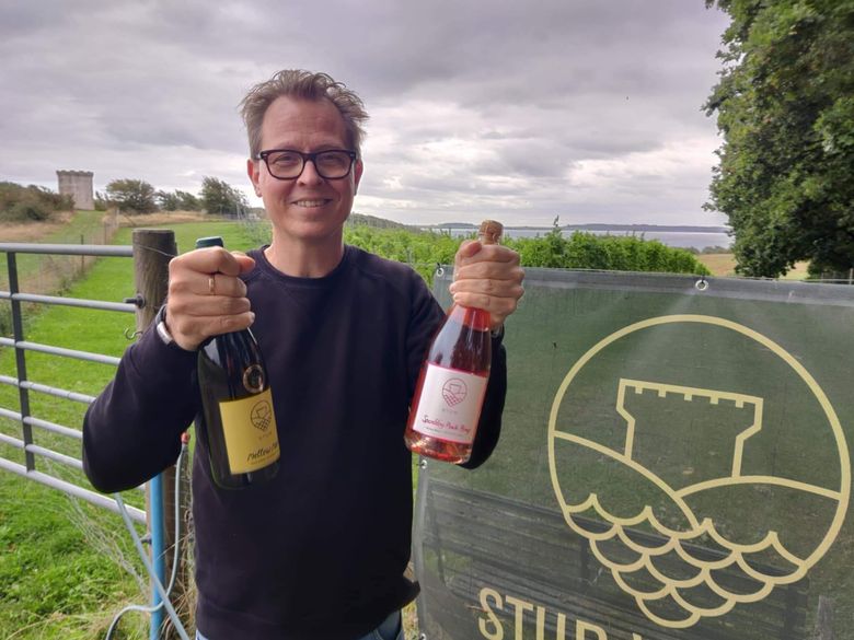 Chrostopher Hofman Laursen fra DanishWine.med STUB Vingaards ikoniske vintårn i baggrunden
