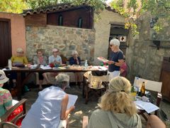 Bodil Munch underviser i strik på terrassen bag restauranten på retrætestedet Enagron på det centrale Kreta.