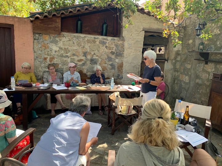 Bodil Munch underviser i strik på terrassen bag restauranten på retrætestedet Enagron på det centrale Kreta.