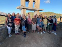 Strikkeholdet fra september 2025 ved den lille kirke Agioi Apostoloi ved landsbyen Axos og retrætestedet Enagron på det centrale Kreta. Billedet er taget i aftensol med bjergene i baggrunden.