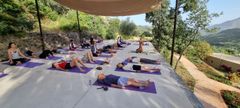 Den står på morgenyoga med udsigt på Enagron, Kreta