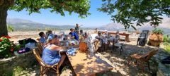 Gruppedeltagerne til en middag på Enagron, Kreta