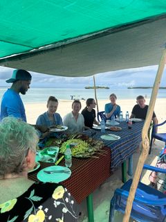 Tid til ro gæster har en hyggelig frokost på den hvide strand