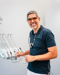 Zohair Azzouzi, tandlæge og klinikejer hos Tandliv, stående i sin tandklinik.