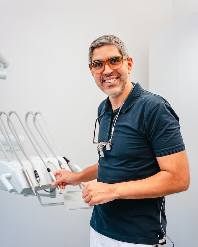 Zohair Azzouzi, tandlæge og klinikejer hos Tandliv, stående i sin tandklinik.
