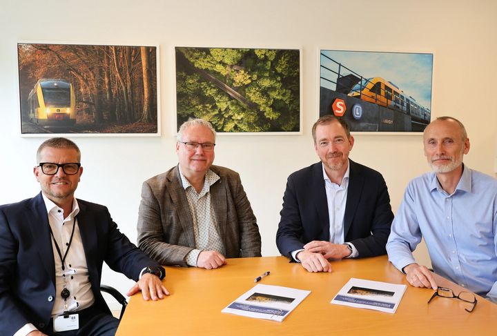 Ved kontraktunderskrivelsen deltog fra venstre: Thomas Mollerup, CEO Aarsleff Rail Danmark, Hans Henrik Jensen, CFO Siemens Mobility Danmark, Jesper Kückelhahn Nilson, CEO Siemens Mobility Danmark samt Lars Wrist-Elkjær, Administrerende direktør Lokaltog A/S