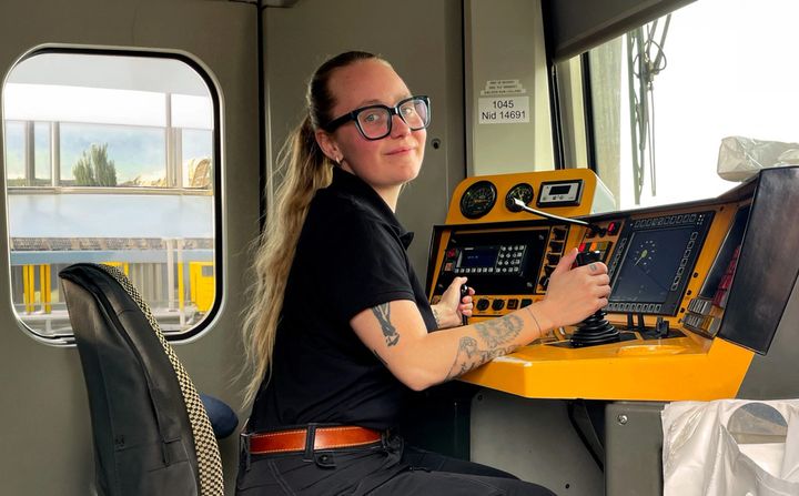 Laura  Sandau har som nyuddannet lokomotivfører indtaget førerrummet i et af IC2-togene på Lollandsbanen. Copyright: Movia/Lokaltog Foto: Movia/Lokaltog