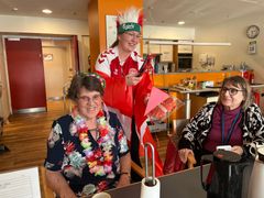 Billede af frivillig og beboere der hygger sig