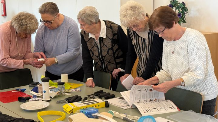Frivillige hjælper ældre med at finde små hjælpemidler