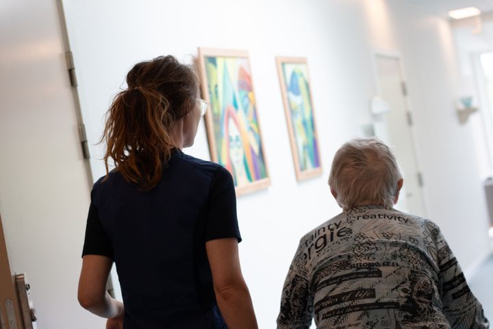 Medarbejder går med ældre borger