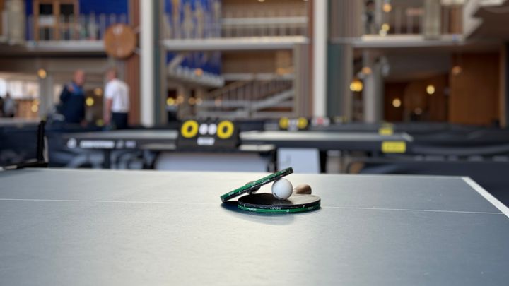 Bordtennisbat og bold ligger klar på bordtennisbord i rådhushallen på rådhuset i Aarhus.