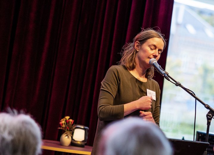 Korleder Nanna Højlund Smalbro øver med Demenskoret Livsklang.