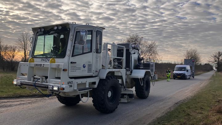 Vibrationsbil kører på landevej