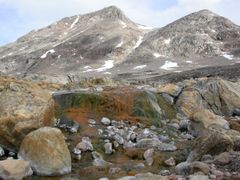 Centimeter-tykke orange-grønne biofilm af mikroorganismer i en 50-55 grader varm kilde ved Nørrefjord