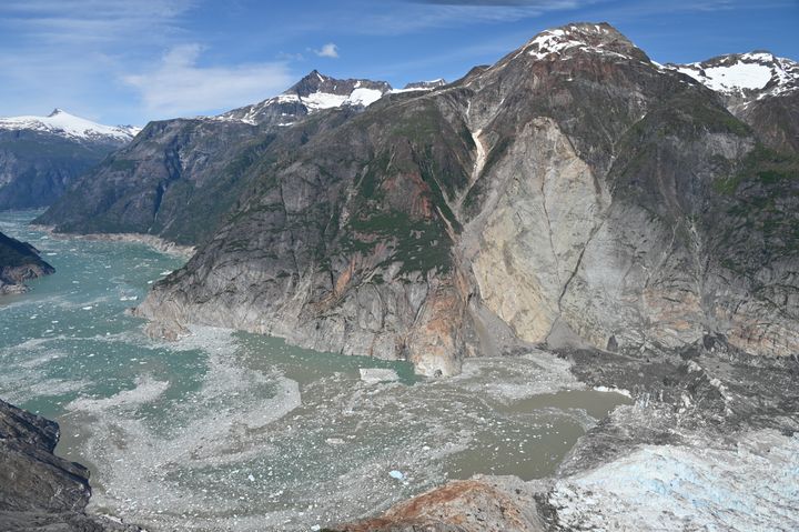 Skråt luftfoto af jordskred ved South Sawyer-gletsjeren og Tracy Arm, der viser tsunamiskader langs fjordens vægge.