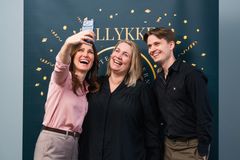 Louise Herping Ellegaard (tv.) sammen med stifterteamet bag Psykoterapeuterne i forbindelse med investeringen.