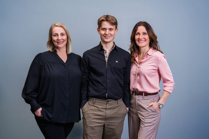 Louise Herping Ellegaard (th.) sammen med Betina Buono (tv.) og Philip Buono (midt) efter Psykoterapeuternes pitch i Løvens Hule.