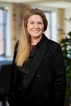 Støtten fra Nordea-Fonden er et stort skub i ryggen for projektet. Det giver os mulighed for at afprøve nye tilgange i sundhedsarbejdet. Vi står nu med en unik mulighed for at afprøve sociale indsatser og skabe mindre forbedringer af de fysiske rammer. Alt sammen i samarbejde mellem Roskilde Kommune, boligselskabet og ikke mindst beboerne, som nu virkelig oplever, at projektet begynder at rykke og skabe forandring i området, fortæller Louise von Müllen, bygge- og udviklingsdirektør i Boligselskabet Sjælland.