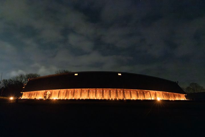 Kongenhallen i Sagnlandet Lejre, en genskabt udgave af den største bygning vi kender fra vikingetiden i Danmark danner til juni rammen om en hel særlig begivenhed når Ricard Wagners opera Valkyrien for første gang opføres midt i vikingernes verden.