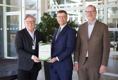 Heine Knudsen, formand for Energiforum Danmark med prismodtagerne fra Villum Fonden, Jens Kann-Rasmussen, bestyrelsesformand i Villum Fonden og Lars Bo Nielsen, direktør i Villum Fonden.