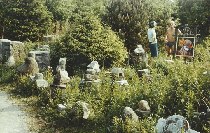 Sommer, Kamstrupvej, 1966. Postdoc-projektet »Heerups haver« undersøger, hvordan den danske avantgardist Henry Heerup udfoldede sit kunstneriske virke gennem opbygningen af en slags kunsthaver.