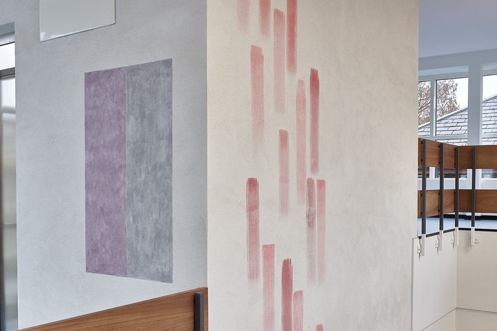 Malene Bach (1967), Farvetranformation, 2025. Materialer: Freskomaleri på elevatortårn, linoleum samt bemaling af gelænder og toppen af mæglerne.