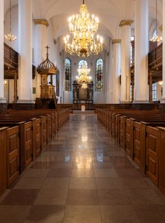 Helligåndskirkens kirkerum og alter