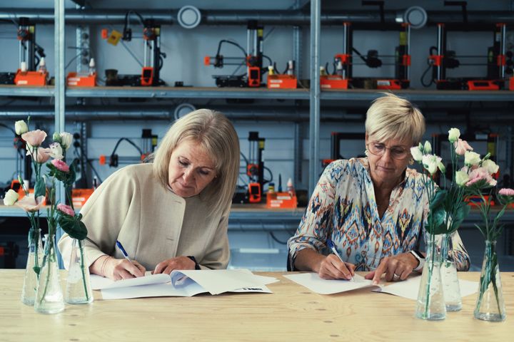 Rektor på Designskolen Kolding Carina Christensen og vicedirektør Inge Bendixen fra Syddansk Sundhedsinnovation underskriver den 17. august 2026 den nye treårige partnerskabsaftale på Designskolen Kolding.