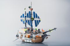 På billedet ses en LEGO-model af det rum-piratskib, som bliver bygget i bogen.