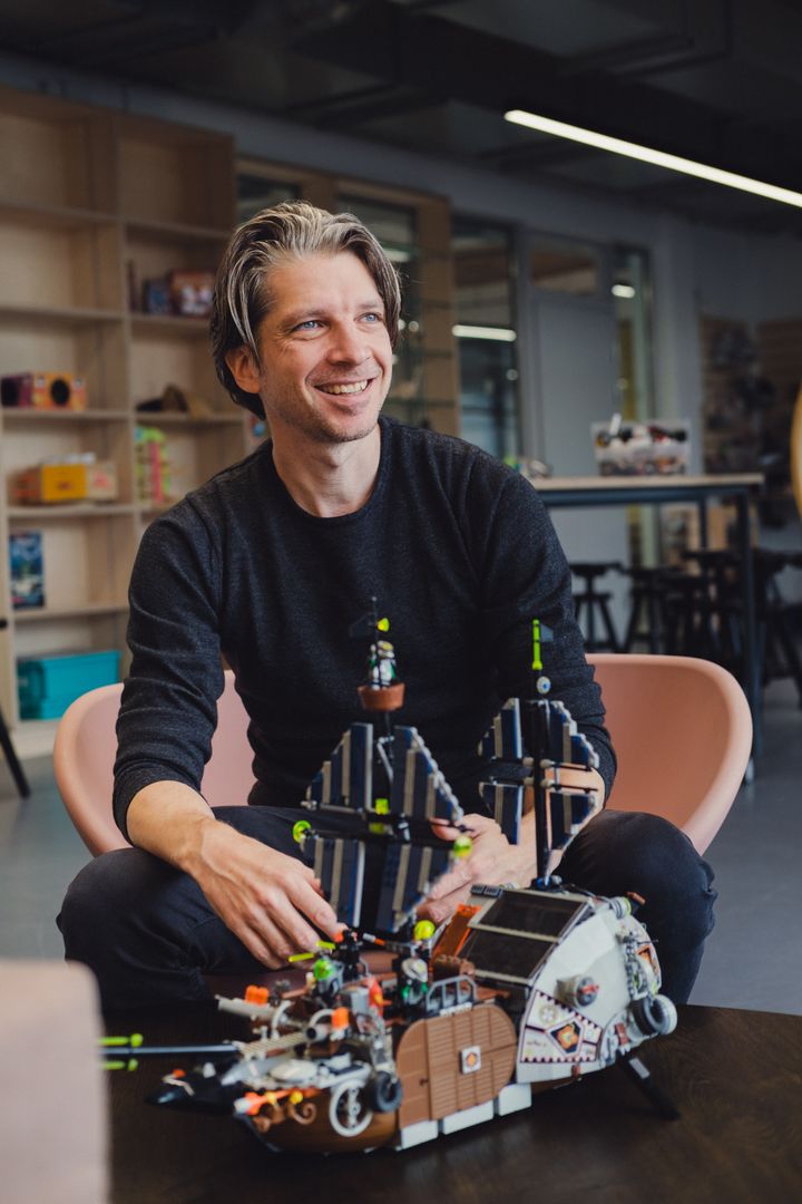 På billedet ses Jess Uhre Rahbek med en LEGO-model af et rumpiratskib, som man følger tilblivelsen af i hans nye bog om LEGO.