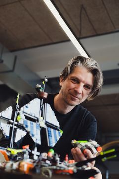 Jess Uhre sidder med LEGO-modellen