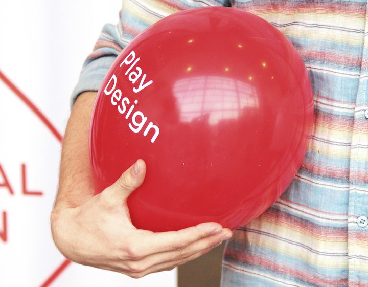 På billedet ses en ballon, hvorpå der står "Play Design"