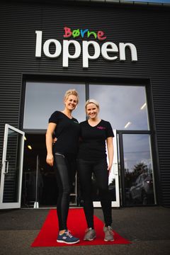 Sofie Brandt (tv) og Johanna Kiel Nielsen (th) foran den første butik i Valby