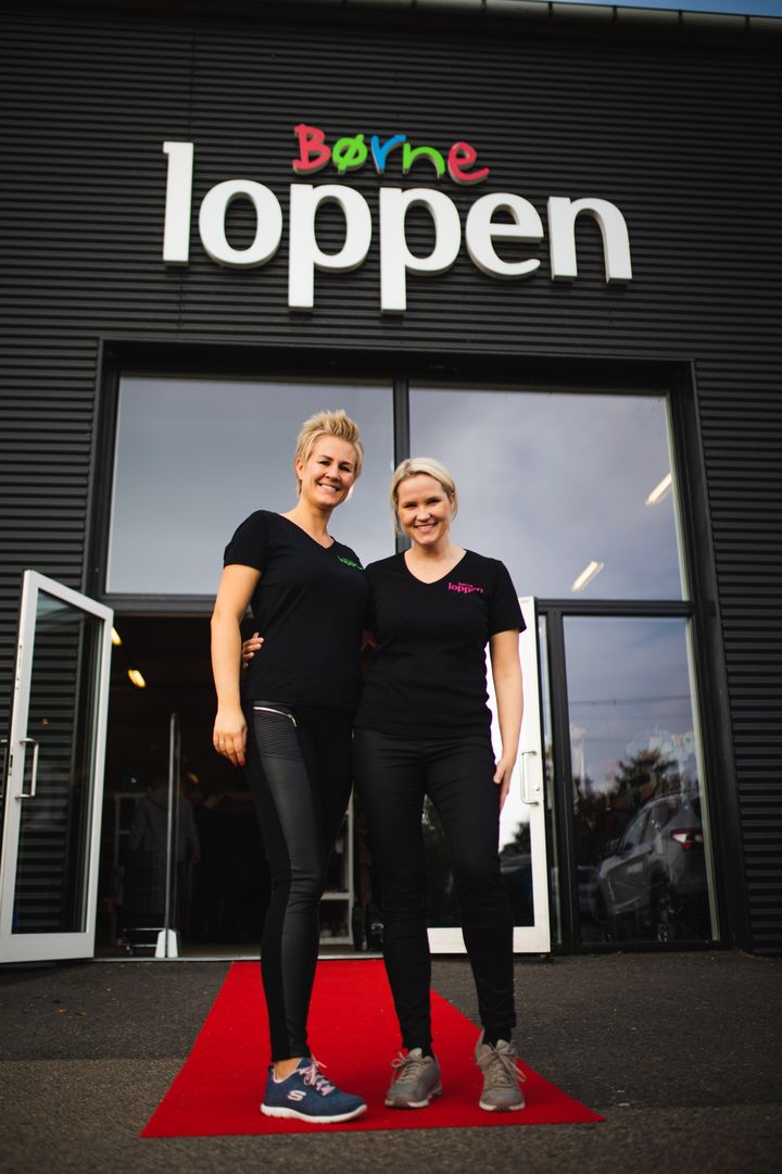 Sofie Brandt (tv) og Johanna Kiel Nielsen (th) foran den første butik i Valby